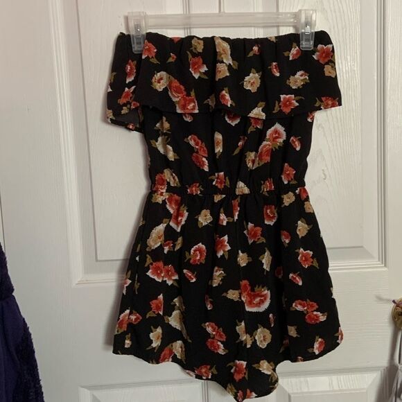 Black Strapless Floral Ruffle Top Romper - Picture 5 of 12